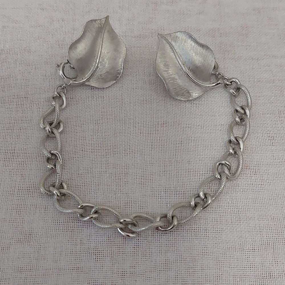 Trifari Crown Vintage Rare Find Collar Chain Guard Sweater Clips Brushed Silver - Picture 1 of 5